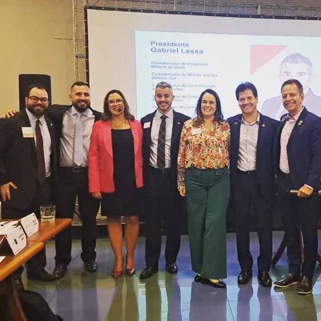 Dois meses atrás aceitei o desafio de liderar grupo de 80 empresários o qual orgulhosamente faço parte e sem qualquer demagogia, o que mais me motivou não foi a projeção pessoal ou retorno financeiro, mas a convicção de que a lei universal da reciprocidade se faz presente em todos os momentos de nossas vidas e que o que fazemos para ajudar as pessoas que confiamos e admiramos retorna na mesma proporção.

Por esse motivo, aceitei essa missão que na verdade é um privilégio, porque contribuir, ajudar o próximo e construir relacionamentos sólidos e baseados na confiança faz parte da minha filosofia de vida. E quem me conhece sabe muito bem disso.

Aproveito para agradecer a confiança e todo apoio dos empresários incríveis e  amigos da liderança da gestão anterior e a nosso DC @gerardi_pereira que nos ensina semanalmente que liderança se aprende e aperfeiçoa dia a dia. 

“Se quer ir rápido, vá sozinho, mas se quer ir longe, vá acompanhado” Provérbio Africano

Avante Fiduciam!!!🚀🚀 @bnifiduciamrj 

#giversgain #networking #negocios #business #bnibrasil #bnibuzz #bnifiduciamrj #lessaferreiraadvogados