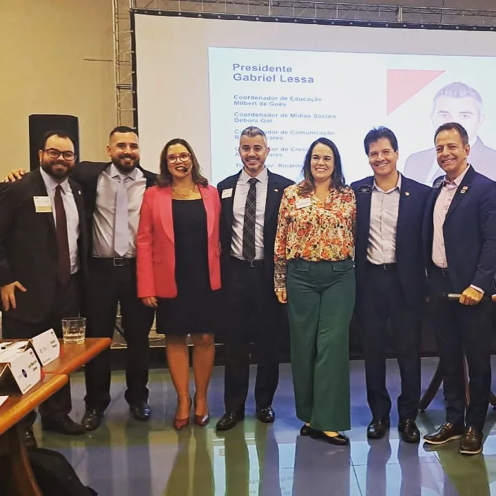Dois meses atrás aceitei o desafio de liderar grupo de 80 empresários o qual orgulhosamente faço parte e sem qualquer demagogia, o que mais me motivou não foi a projeção pessoal ou retorno financeiro, mas a convicção de que a lei universal da reciprocidade se faz presente em todos os momentos de nossas vidas e que o que fazemos para ajudar as pessoas que confiamos e admiramos retorna na mesma proporção.

Por esse motivo, aceitei essa missão que na verdade é um privilégio, porque contribuir, ajudar o próximo e construir relacionamentos sólidos e baseados na confiança faz parte da minha filosofia de vida. E quem me conhece sabe muito bem disso.

Aproveito para agradecer a confiança e todo apoio dos empresários incríveis e  amigos da liderança da gestão anterior e a nosso DC @gerardi_pereira que nos ensina semanalmente que liderança se aprende e aperfeiçoa dia a dia. 

“Se quer ir rápido, vá sozinho, mas se quer ir longe, vá acompanhado” Provérbio Africano

Avante Fiduciam!!!🚀🚀 @bnifiduciamrj 

#giversgain #networking #negocios #business #bnibrasil #bnibuzz #bnifiduciamrj #lessaferreiraadvogados